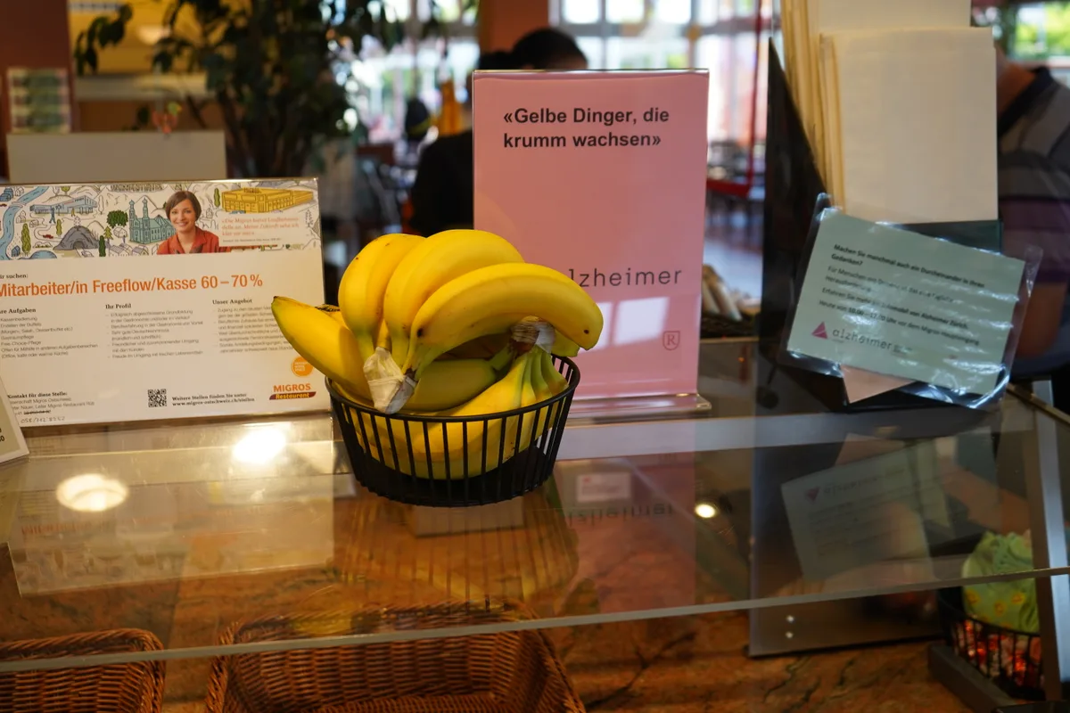 Bananen liegen in einem Korb auf einer Theke.